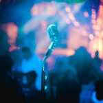 Stand-up vs One man show : quelles différences de style et de mise en scène ?